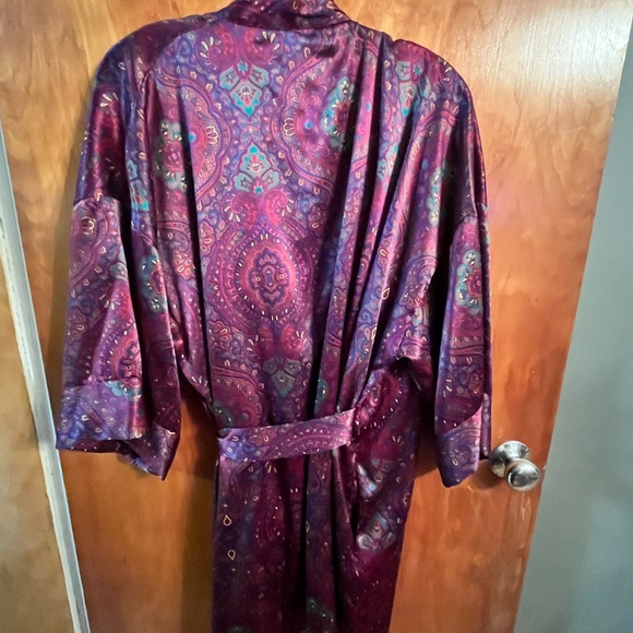 Paisley wrap style Victoria secret gold label robe 
Purple small med - Picture 6 of 8